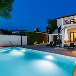 Mari House 게스트하우스 4*