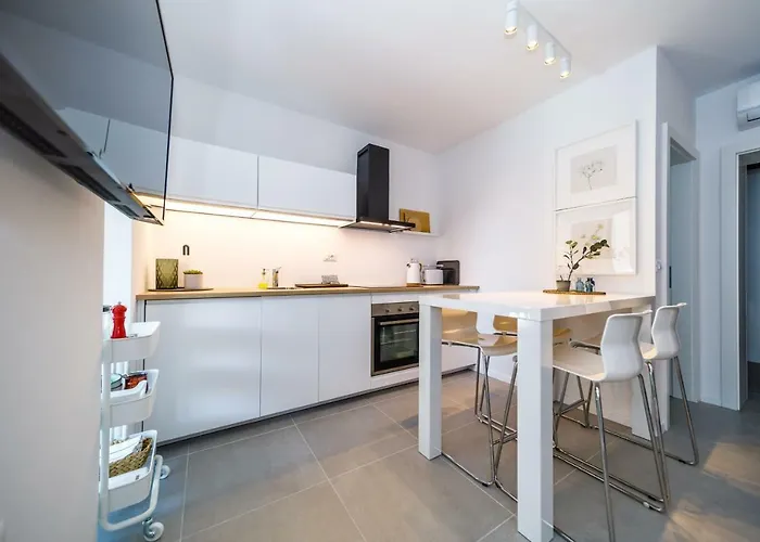 Mari House ゲストハウス 4*